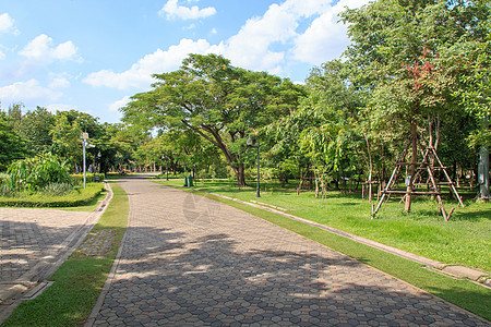 公园风景天空花园天际城市土地途径蓝色小路季节背景图片