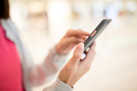 妇女使用智能电话女孩中心细胞手机短信游戏阅读女士白色屏幕图片