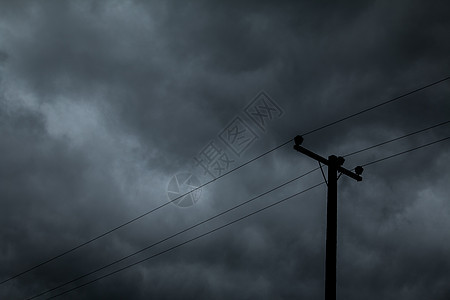 电线杆和雨前的黑暗天空季节电缆传播积雨时间戏剧性活力雷雨金属蓝色图片