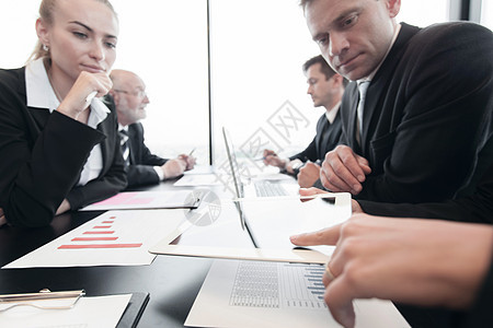 商务人士和财务报告审查计算器工人团队商务战略会议商界女性人士图片