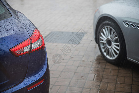 现代汽车上的雨滴金属泡沫运输下雨汽车玻璃窗户商业水滴天气图片
