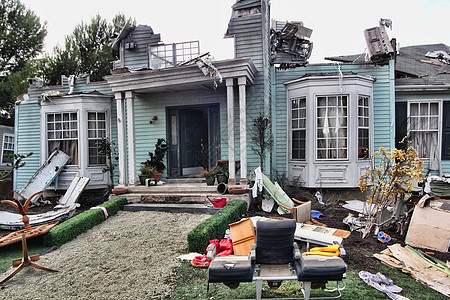 被灾害损坏的房屋自然灾害雷雨天气扶手椅情况冒险废墟损害危险窗户图片