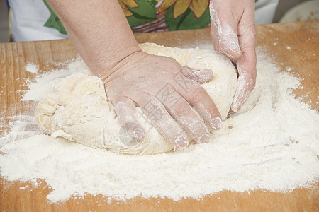 妇女手准备新鲜的酵母面团小麦面包师食物乡村面粉手工粉末桌子烘烤面包图片