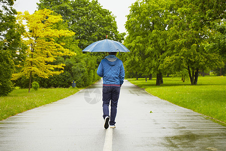 下雨日夹克场景蓝色雨滴寂寞气候人行道城市孤独森林图片