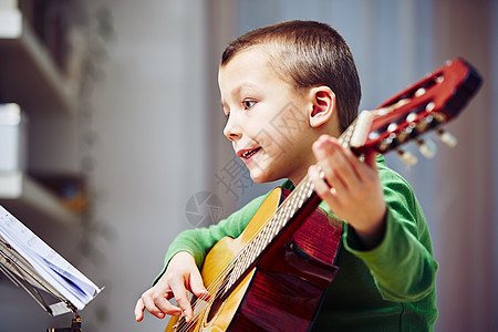 小吉他手练习教育乐器客厅唱歌婴儿学习儿子意义孩子们图片