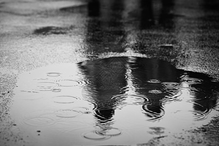 雨海浪反射水坑城市液体雨滴飞溅阴影人行道旅行图片