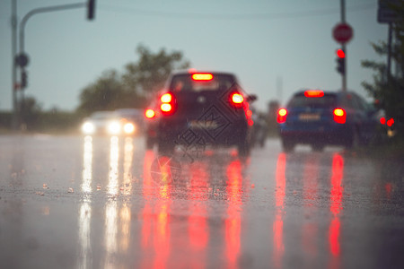 运送雨季旅行沥青时间雨滴液体场景通勤者红绿灯高峰下雨图片