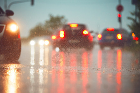 运送雨季沥青反射情绪下雨交通时间街道车辆高峰天气图片