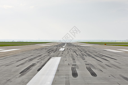 跑道白色飞机场天空方法航空飞机道路交通路标运输图片