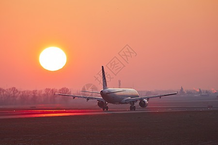 日落时机场飞机场喷射森林飞机天空旅行运输运动速度跑道图片