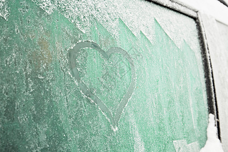 车上的心脏符号玻璃寒意驾驶雪花降雪冰镇天气冻结幸福浪漫图片