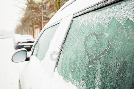 车上的心脏符号冰镇汽车幸福玻璃场景天气运输街道降雪寒意图片