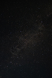 夜空与许多星星和奶状的天空森林乳白色假期滑雪星座天文降雪旅行银河系季节图片