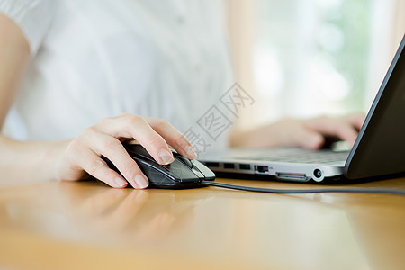 女性手点击计算机鼠标的图像技术指甲冲浪钥匙老鼠商业数字外设电缆纽扣图片