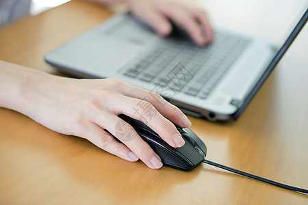 女性手和电脑鼠标放在桌上 特写按钮白色互联网数字桌子光学办公室工作木板商业图片