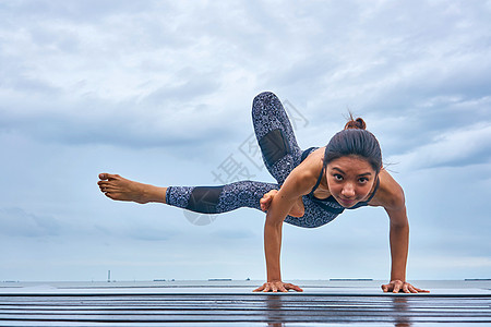 瑜伽普拉运动压力运动装三角形锻炼冥想海洋活动女性身体图片