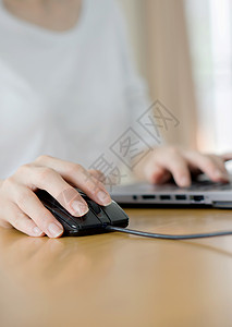 女性触摸手碰电脑鼠标特贴图片