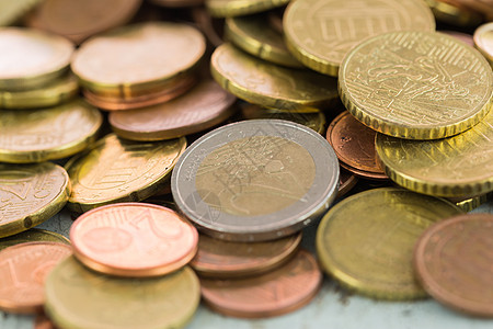 各种欧元硬币的堆积财富花费贸易金融外汇支出宗派货币薪水财政背景图片