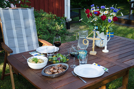花园的晚餐桌图片