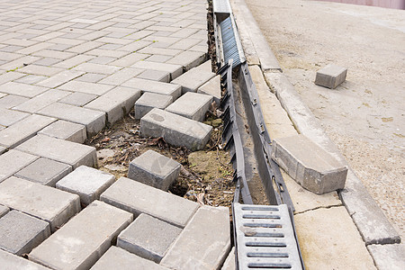 毁坏有排水和混凝土道路的铺路行人行道瓷砖地球引流侵蚀状况土壤地震后果滑坡灾难图片