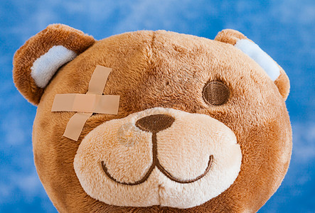 受伤的泰迪熊感染疾病头痛病人悲伤绷带童年儿科蓝色帮助图片