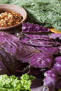 蔬菜和新鲜草药木头农民烹饪季节食物市场营养桌子胡椒厨房图片
