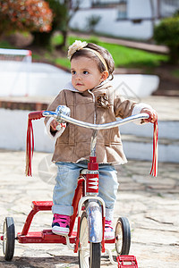 学会骑三轮车女婴幸福花园学习小姑娘女孩背景图片