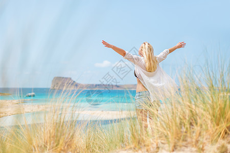 自由快乐的女子在节日中享受阳光女孩天空幸福旅行衬衫生活假期喜悦冥想太阳图片