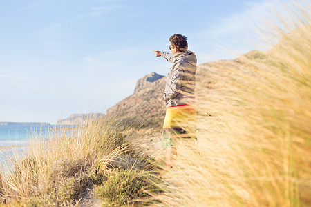 自由活跃的人享受大自然的美丽男人手臂运动太阳旅行海滩假期沙丘地平线阳光图片