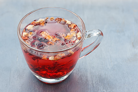 透明玻璃杯中的红果茶芳香杯子植物水果覆盆子桌子薄荷蓝色浆果草本植物图片