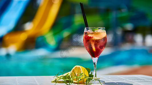美味鸡尾酒背景游泳池奢华食物水池水果情调酒精桌子海洋酒吧果汁图片