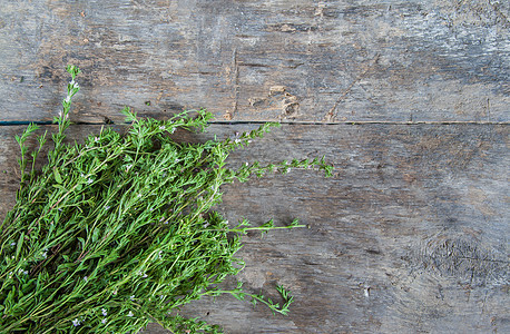 木桌背景上的新百草枯绳索标签食物材料枝条疗法营养木头植物叶子图片