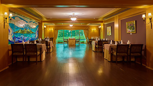 欧洲风格的新的清洁豪华餐饮店商业椅子桌子木头酒吧服务派对咖啡店酒店俱乐部背景图片