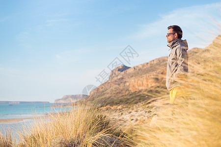 自由活跃的人享受大自然的美丽男人冒险运动活力太阳旅行手臂天空短裤生活图片