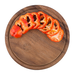 在旧的剪切板上切成胡椒蔬菜饮食砧板食物橙子桌子辣椒木头木板厨房图片