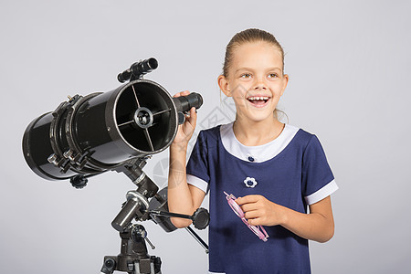 年轻的天文学家 快乐地站在星空上图片