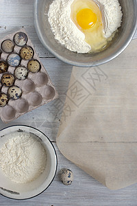 石板周围白桌边煎饼的成份成分烹饪面粉勺子牛奶黄色羊皮纸金属食物营养白色图片