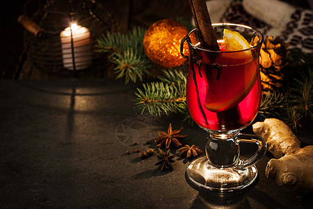 配香料和圣诞节的混合葡萄酒美食新年饮料橙子胡椒玻璃香草枞树松树八角图片