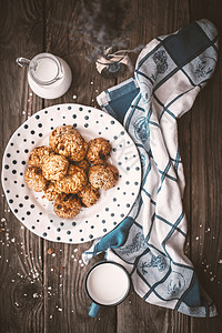 鸡肉 熏衣菜 燕麦饼干和一杯咖啡在老野猪身上水壶圆形牛奶浅蓝色褐色薰衣草黄色餐巾木板营养图片