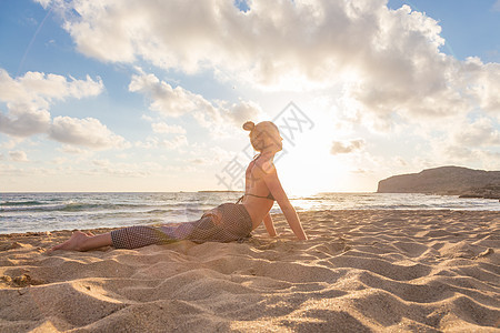 日落时在海边做瑜伽的女人海滩天空海洋女性阴影平衡自由女孩运动装饮食图片