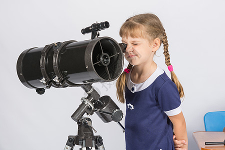 女孩业余天文家女天文学家 通过望远镜观察恒星图片