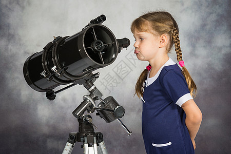 女孩对他在望远镜上所见的失望图片