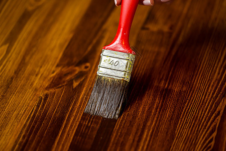 油漆的木质表面 涂漆的天然木材和油漆刷甲板房子木头家具松树装潢硬木木板家务桌子图片