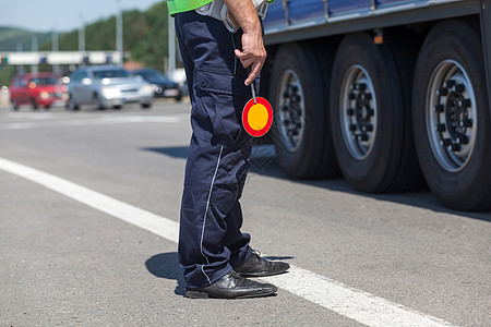 警方控制高速公路交通的警察人员图片