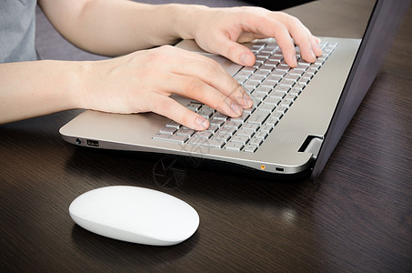 在办公室工作的人 带白键盘和白穆斯的笔记本电脑职场商业营销工人男人教育广告科学男性白色图片
