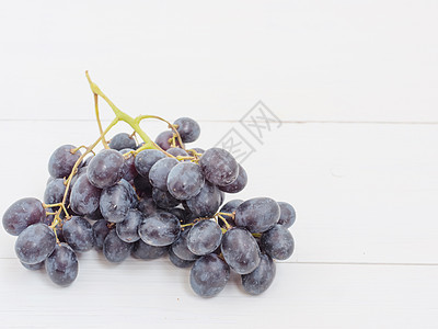 木制桌上的紫葡萄紫色浆果蔬菜植物维生素木头果汁团体生长水果图片