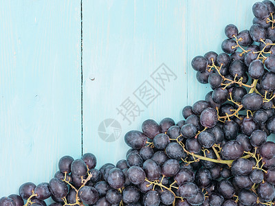 木制桌上的紫葡萄果汁蓝色桌子黑板维生素酒厂生长木头紫色浆果图片