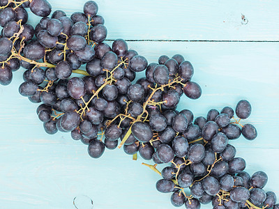木制桌上的紫葡萄紫色水果黑板蓝色浆果果汁维生素木头栽培植物图片