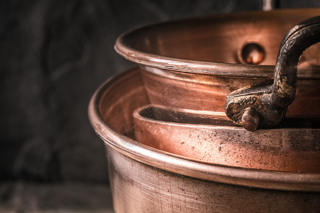 模糊背景上的铜锅和锅子图片