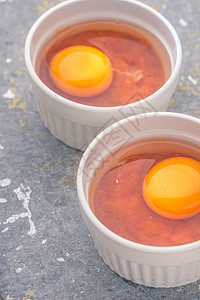 原生鸡蛋 在石桌垂直斜面的拉面上加番茄白色制品陶瓷烹饪黄色灰色营养石头蔬菜食物图片